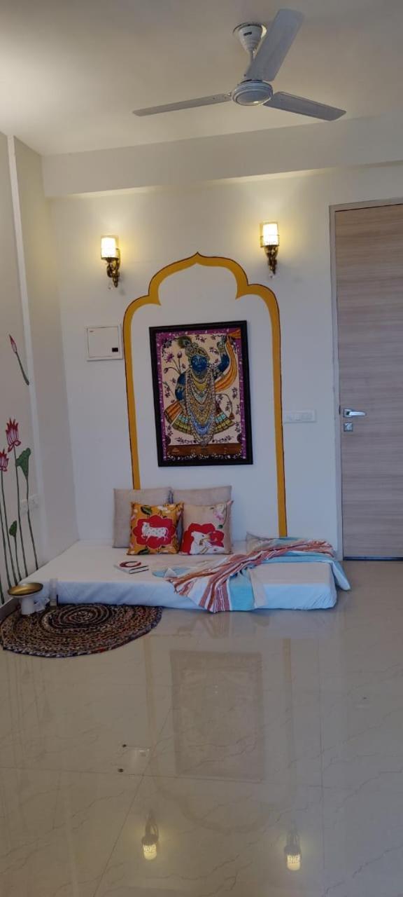 Vasudev Kutumb Atithi Devo Bava Apartment